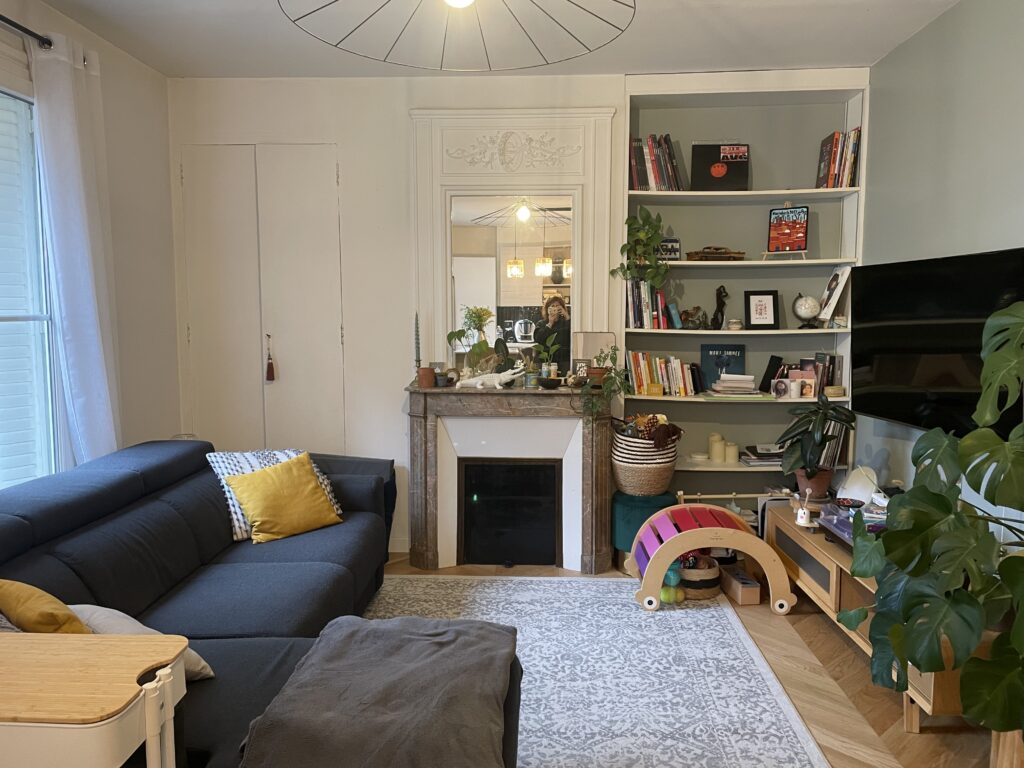 Salon avec cheminée parisienne